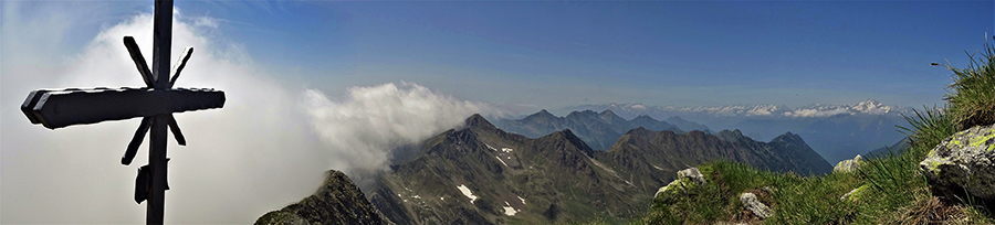 Dalla crocetta di vetta del Corno Stella (2620 m), vista panoramica verso Val Cervia e Alpi Retiche